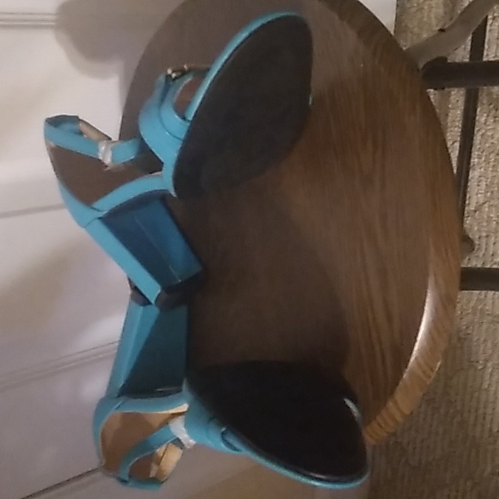 Shoes - Picture 2 of 4